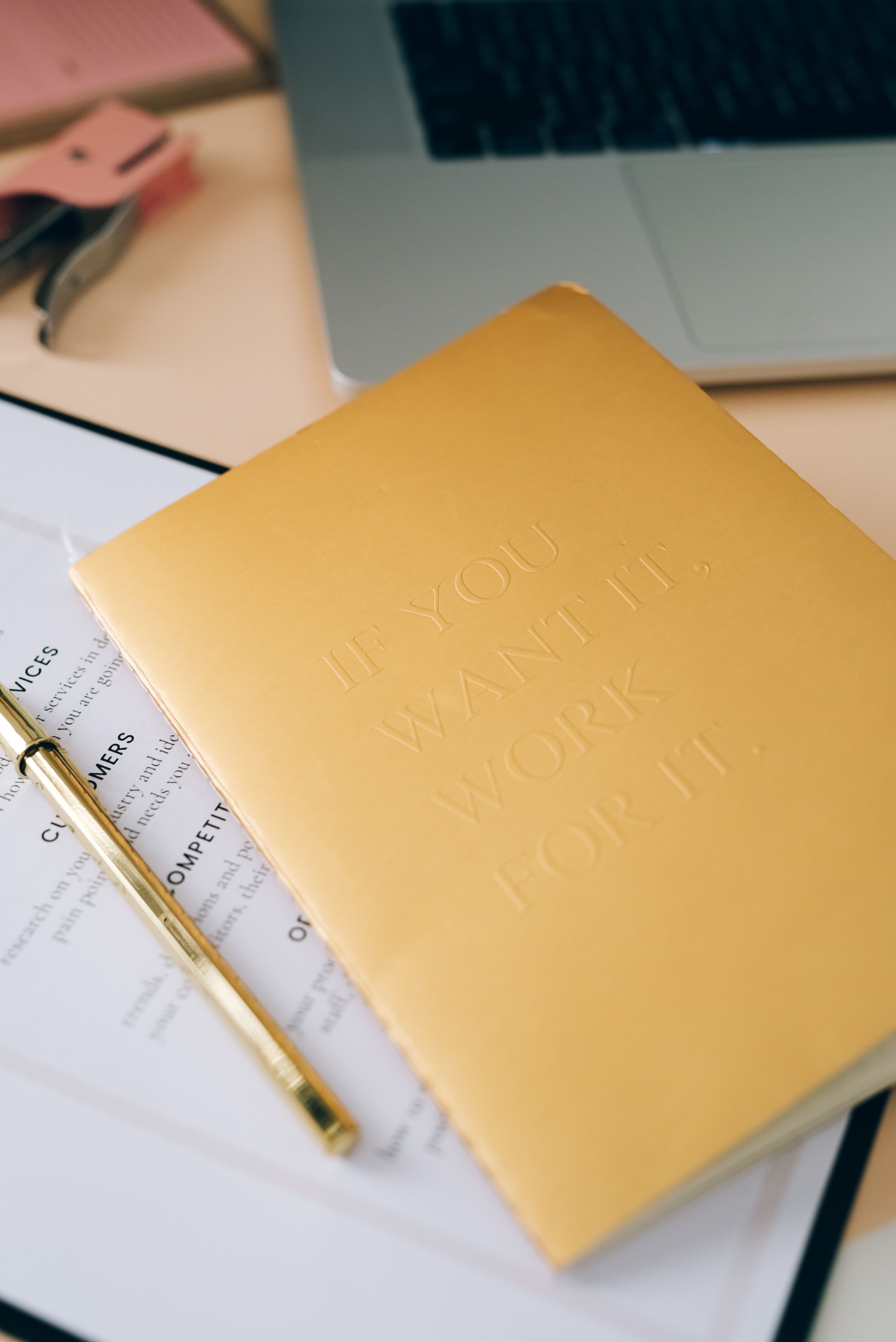 Escritorio de trabajo con computadora portátil, agenda y documentos empresariales